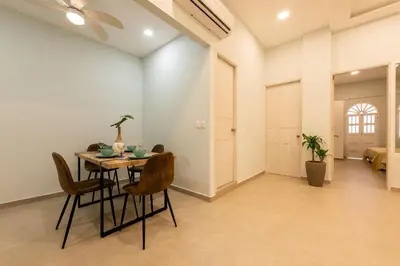 a dining room with a table and chairs at Apto con balcón en en Centro Historico - Zaher G in Cartagena de Indias