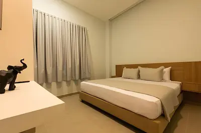 a bedroom with a bed and a cat sitting on a table at Espectacular apto en Centro Histórico - Zaher F in Cartagena de Indias