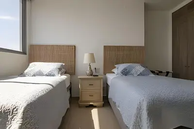 a bedroom with two beds and a lamp on a night stand at Lujoso Apto de 2 Hab en piso 26 - Morros City in Cartagena de Indias