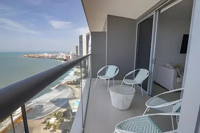 a balcony with chairs and a view of the ocean at Lujoso Apto de 2 Hab en piso 26 - Morros City in Cartagena de Indias