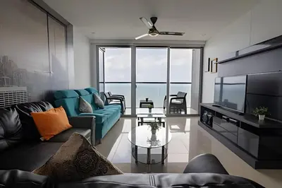 a living room with a couch and a television at Espectacular Apto de 2 Hab en Piso 27-Morros City in Cartagena de Indias
