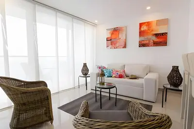 a living room with a white couch and chairs at Lujoso Apto de 1 habitacion en piso 29-Morros City in Cartagena de Indias