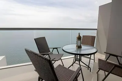 a table and chairs on a balcony with a view of the water at Lujoso Apto de 1 habitacion en piso 29-Morros City in Cartagena de Indias