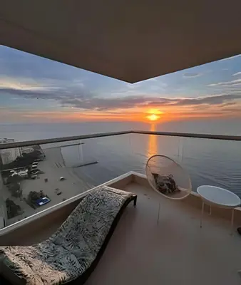 a boat with a view of the sunset on the ocean at Espectacular apt en el piso 29 en Palmetto Beach in Cartagena de Indias