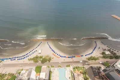 an aerial view of a beach with umbrellas and the ocean at Lujoso Apto de 2 Habitaciones Piso 32- Morros City in Cartagena de Indias