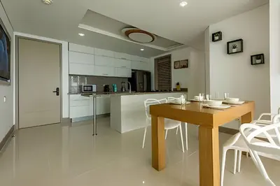 a kitchen and dining room with a table and chairs at Lujoso Apto de 3 Habitaciones-3303 Palmetto Beach in Cartagena de Indias