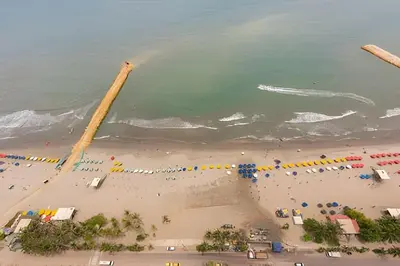 an aerial view of a beach with people and the ocean at Lujoso Apto de 3 Habitaciones-3303 Palmetto Beach in Cartagena de Indias