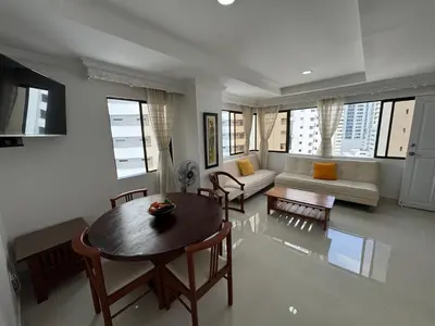 a living room with a table and chairs and a couch at Apartamento en Bocagrande con vista lateral al mar ICDI in Cartagena de Indias