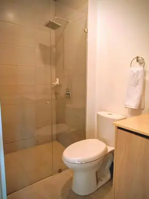 a bathroom with a toilet and a glass shower at Apartamento con vista al mar in Simón Bolivar