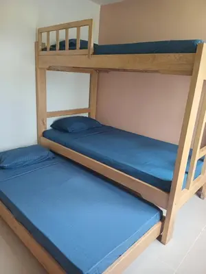 two bunk beds in a room with blue beds at Apartamento exclusivo para unas vacaciones confortables in Coveñas