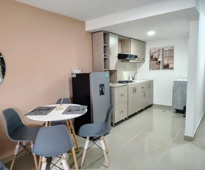 a kitchen with a table and chairs and a refrigerator at Apartamento exclusivo para unas vacaciones confortables in Coveñas