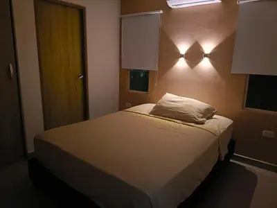 a bedroom with a bed and lights on the wall at Apartamento exclusivo para unas vacaciones confortables in Coveñas