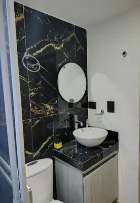 a bathroom with a sink and a toilet and a mirror at Apartamento exclusivo para unas vacaciones confortables in Coveñas