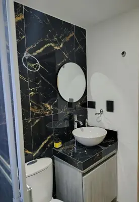 a bathroom with a sink and a toilet and a mirror at Apartamento exclusivo para unas vacaciones confortables in Coveñas