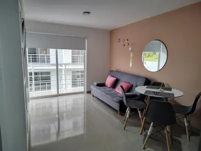 a living room with a couch and a table at Apartamento exclusivo para unas vacaciones confortables in Coveñas