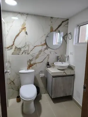 a bathroom with a toilet and a sink at Apartamento exclusivo para unas vacaciones confortables in Coveñas