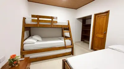 a room with two bunk beds in a room at Cabaña Datalu 3 in Coveñas