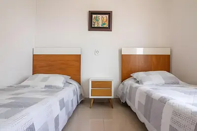 two beds sitting next to each other in a bedroom at Lujoso Apto de 2 habitaciones en piso 23-Infinitum in Cartagena de Indias
