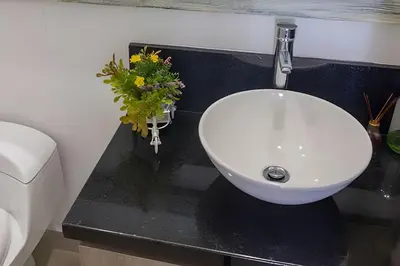 a white sink on a black counter in a bathroom at Lujoso Apto de 2 habitaciones en piso 23-Infinitum in Cartagena de Indias
