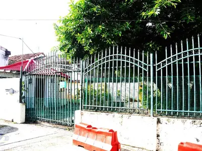 a green fence with a red bench in front of it at Comfortable and quiet apartment in Cartagena de Indias