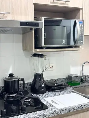 a kitchen counter with a blender and a microwave at Team Renacer Broker Brisas del Mar and Pool in Cartagena de Indias