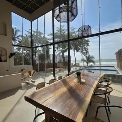 Lotus Beach House playa privada