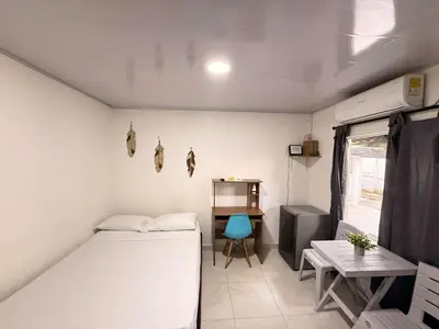 a small room with a bed and a desk at Calidad vs precio, wifi, cerca centro historico 3-2 in Cartagena de Indias