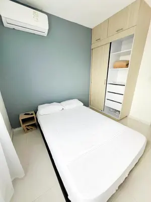 a small room with a bed and a cabinet at Moderno apto a pasos de la playa in Cartagena de Indias
