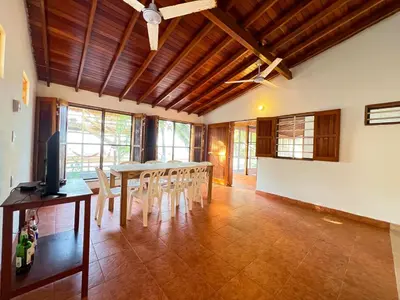 a dining room with a table and chairs at Casa San Miguel Tolú, Playa El Francés in San Silvestre