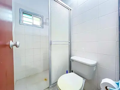 a bathroom with a toilet and a shower at Casa San Miguel Tolú, Playa El Francés in San Silvestre