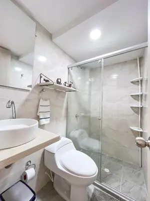 a bathroom with a shower and a toilet and a sink at Apartamento primer piso Olamar Coveñas in Coveñas