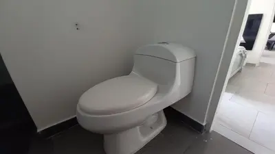 a bathroom with a white toilet in a room at Apartamento Cerca a la playa, Piscina, Wifi, AC in Cartagena de Indias