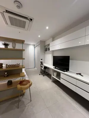a living room with a desk and a television at Distrito 90 in Barranquilla
