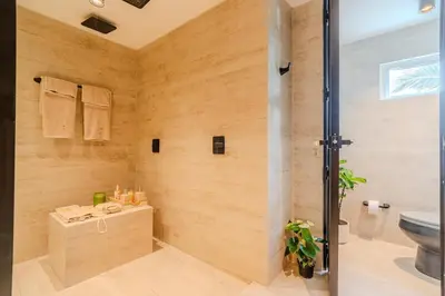 a bathroom with a shower and a toilet at Apt-Casa Marina Cruz Bay View-10 mins walk Oldtown in Cartagena de Indias
