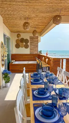 a dining room with a table with blue dishes on it at Apartamento frente al mar in San Silvestre