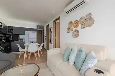 a living room with a white couch and a table at Murano Centro/Nuevo, Moderno/Vista al Mar /Piscina in Cartagena de Indias