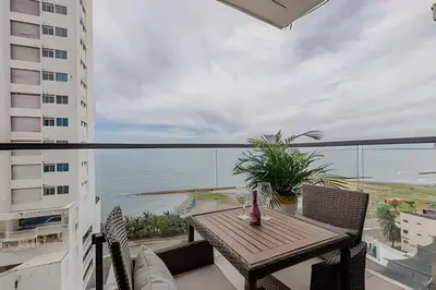 a balcony with a table and chairs and the ocean at Murano Centro/Nuevo, Moderno/Vista al Mar /Piscina in Cartagena de Indias