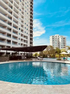 a swimming pool in front of a large building at Apartamento Bohemio frente al Mar en Santa Marta in Santa Marta