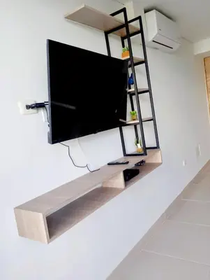 a flat screen tv hanging on a wall at Apartamento moderno cerca de la playa in Cartagena de Indias