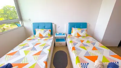 two twin beds in a small room with a bedskirts at Hermoso Apartamento Frente al Mar 3 Habitaciones MSC34 in Estación El Salto