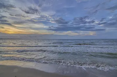 a beach with the ocean and a cloudy sky at Hermoso Apartamento Frente al Mar 3 Habitaciones MSC34 in Estación El Salto