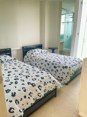 two beds sitting next to each other in a bedroom at Apartamento frente al mar in Coveñitas