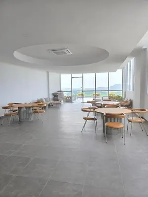 a dining room with tables and chairs and windows at Estilo y confort en cartagena, a pasos del mar in Cartagena de Indias