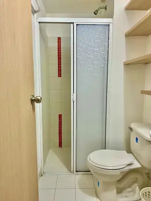 a bathroom with a toilet and a glass shower at Apartamento en Cartagena cerca al mar in Cartagena de Indias