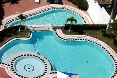 an overhead view of a swimming pool at a resort at Alojamiento exclusivo frente al mar in Santa Marta