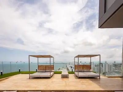 two beds on a balcony with a view of the ocean at Loft cercano al Centro Histórico-Cartagena in Cartagena de Indias