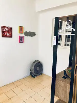 a room with a fan next to a wall at Auténtico apartamento en centro histórico con arte in Cartagena de Indias