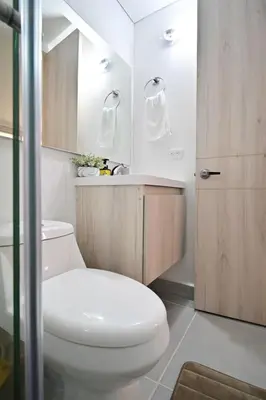 a bathroom with a toilet and a sink at Apartamento en Cartagena elegante con piscina in Manzanillo del Mar