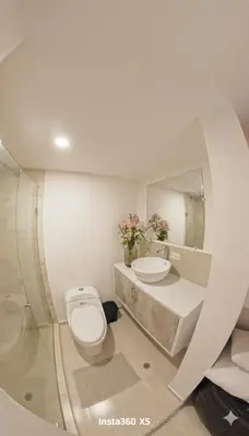 a bathroom with a toilet and a sink and a mirror at Fenix, Apartamento En Coveñas, Primer piso, 103 in Coveñas