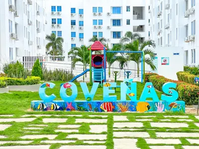 a sign for a playground in front of a building at Teca, Apto , Caribe in Coveñas
